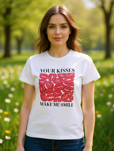 T-Shirt Casual da Donna a Maniche Corte con Stampa Labbra "I Tuoi Baci Mi Fanno Sorridere" Labbra Rosse su Sfondo Bianco 100% Cotone Primavera Estate - Product Image 2