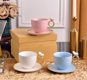 Ensemble de tasse et d'assiette en porcelaine osseuse écologique de style européen avec poignée dorée en relief de papillon rose - Product Image 2