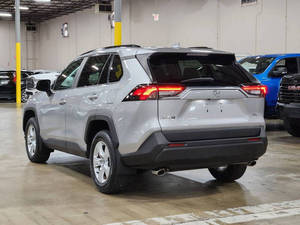 รถยนต์ปี 2020 รุ่น XLE SUV 4 ประตู เบาะหนัง กล้องมองหลัง พวงมาลัยซ้าย ไฟหน้า LED หลังคาซันรูฟ ถุงลมนิรภัย 8 จุด จอสัมผัส ระบบเกียร์อัตโนมัติ - Product Image 6