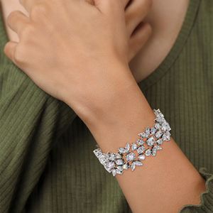 Bracelet classique en or avec diamants floraux et sertissage inspiré des feuilles pour femmes, bijoux fins - Product Image 2