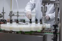Machine de remplissage, de bouchage et d'étiquetage entièrement automatique pour verre/eau pure/shampooing/colle/jus, de 10 à 1000 ml, contrôlée par PLC, Chubby Gorilla