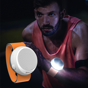 Mini Altavoz Deportivo Impermeable para Exteriores con Luz Nocturna, Ranura para Tarjeta USB, Función de Llamadas Manos Libres, para Correr - Product Image 1