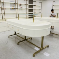 Luxuriöse Cremeweiße Klavierlack-Schmuckvitrine Ausstellungsschrank mit Edelstahl-Titan-Beschichtung und Dreifarbiger LED-Beleuchtung