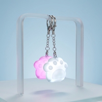 Porte-clés LED créatif en forme de patte de chat OEM, mini lampe de nuit portable, breloque de sac, ornement suspendu pour sac à dos, cadeau pour filles