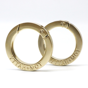 Cierre de anillo de resorte de metal personalizado con nombre de marca, herrajes a prueba de herrumbre de <span class=keywords><strong>color</strong></span> personalizado para llaveros de diseñador y correas para el cuello - Product Image 1