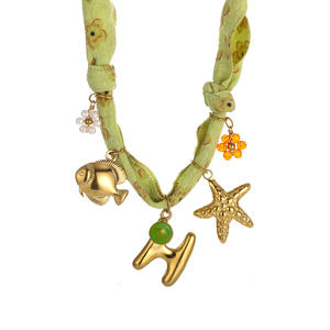 Collier en acier inoxydable exquis avec pendentif en forme de lettre anglaise dorée inspiré d'un foulard en soie de style bohème - Product Image 5