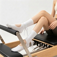 Chaussettes de yoga et de sport antidérapantes en coton tricoté pour femmes, avec grip pour Pilates, conception personnalisée OEM pour enfants, jeunes et femmes