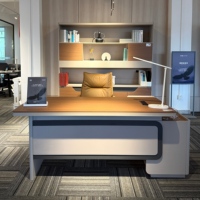 Ensemble de bureau de direction moderne et luxueux avec armoire murale LED, pieds sculpturaux inclinés et chaise pour suite de bureau complète de PDG