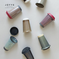 Tasse de voyage en céramique JOYYE personnalisée avec finition réactive unique, design beige et marron, en grès, pour voiture et extérieur, avec couvercle