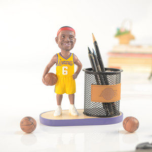 Figurine de joueur de basket-ball en résine faite à la main, porte-stylo, statue de star sportive pour bureau, cadeau personnalisé pour les fans, décoration de bureau et de maison - Product Image 5