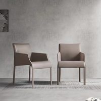 Chaise de salle à manger de luxe haut de gamme en cuir de selle italien minimaliste avec accoudoirs et rembourrage doux pour mobilier de maison et réunions