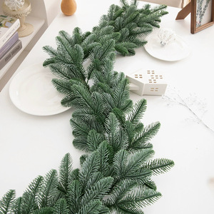 Guirlande de Noël Artificielle en PVC Épais Vert de 100cm, 180cm, 270cm pour Décoration Murale de Maison et Fêtes - Vente en Gros - Product Image 1