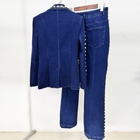 Ensemble deux pièces OUDINA tendance : veste en jean délavé perlée et pantalon, tailleur pour femme