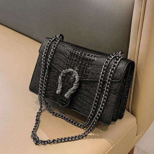 Bolso Cuadrado Pequeño Rojo Clásico, Versátil y Elegante de Alta Gama, Acolchado, con Correa de Cadena Metálica para Mamá, Nuevo Modelo 2026 - Product Image 6