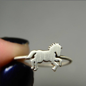 Anello con Motivo Cavallo per Uomo, Colore Argento, Accessorio Minimalista alla Moda, Regalo - Product Image 2