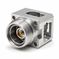 Boîtier de connecteur RF usiné CNC de haute précision JXD Machining, petit composant électronique en aluminium pour signal haute fréquence
