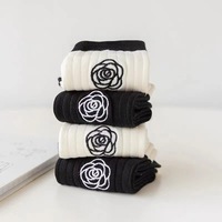 Chaussettes mi-mollet brodées Camélia en gros pour femmes, chaussettes en coton respirantes printemps-été, chaussettes noires et blanches tendance pour dames