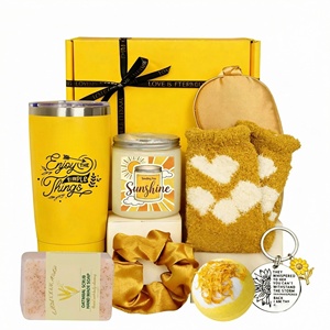 Set Regalo di Lusso Lunaire per la Cura Personale Femminile, Confezione con Tumbler, Candela e Calzini, Regalo di Compleanno Perfetto per Lei, Amica, Mamma - Product Image 1