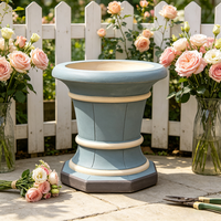 Urne à plante sur piédestal classique en résine, faite à la main et peinte à la main, bleu crème rayé, ornement de jardin, pot de fleurs décoratif, patio, cour