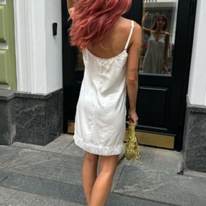 Nouvelle robe décontractée sexy pour femmes, design estival, en satin doux pour la peau, mini-robe à bretelles fines avec bordure en dentelle - Product Image 2