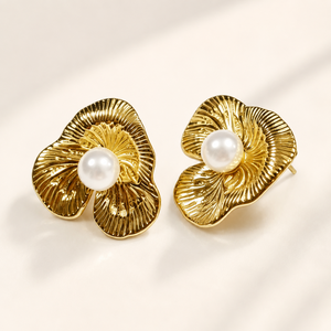 Boucles d'oreilles clous sculpturales en fausses perles pour femmes, boucles d'oreilles en acier inoxydable motif fleur organique avec placage sous vide or 14K, texture texturée - Product Image 1