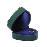 Boîtes à bijoux LED en forme de cœur, emballage en gros, boîte à anneaux et pendentifs lumineuse, en cuir PU, organisateur de bijoux de luxe personnalisé, B2B