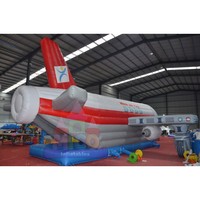 Aire de jeux gonflable sur le thème de l'avion avec double toboggan et tunnels de pilote pour les fêtes d'aventure aérienne des enfants et les jeux en plein air