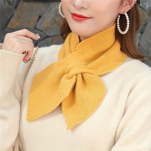 Elegante Bufanda Triangular Tejida para Mujer con Diseño de Nudo Cruzado, Suave y Cálida para el Invierno, Pañuelo para el Cuello, Chal Pequeño - Product Image 3