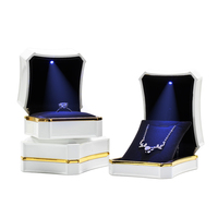 Boîte à bijoux de luxe blanche à LED pour collier, pendentif, bague, avec lampe LED, design carré simple, emballage de bijoux, personnalisation en gros