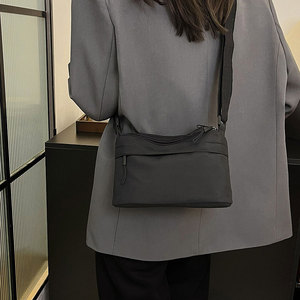 Sac à bandoulière en nylon multifonctionnel élégant et simple pour femme, avec sangle réglable et fermeture éclair, portable, vente en gros - Product Image 4