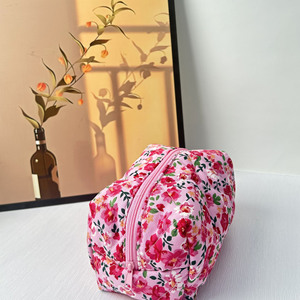<span class=keywords><strong>Kit</strong></span> de voyage en gros avec logo matelassé rose personnalisé trousse de maquillage légère à laver sac coloré vintage doux à fleurs plissé en coton - Product Image 2