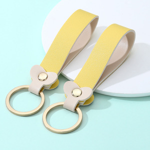 Dragonne de poignet en similicuir bicolore avec connecteur à rivets en forme de cœur mignon et porte-clés métallique minimaliste - Product Image 3