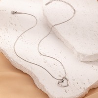 Collier pendentif cœur creux en acier inoxydable, collier cœur chromé, design simple et de niche, collier cœur léger et luxueux, collier cœur personnalisé
