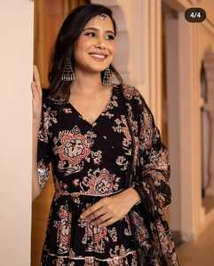 ชุด anarkali สีขาวและสีดำพิมพ์ลายดอกไม้ที่สวยงามในอัตราพิเศษ - Product Image 6