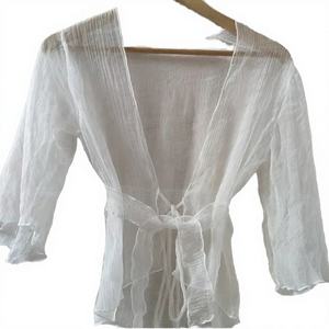 Chemisier court élégant noir en dentelle de ramie transparente à manches longues et devant ouvert, style Y2K, avec boutons et détails perforés, en spandex, pour femme - Collection 2024 - Product Image 3