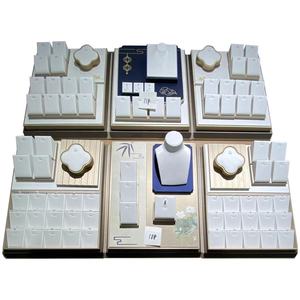 Présentoir de bijoux haut de gamme en cuir PU et microfibre pour colliers et bagues - Product Image 1