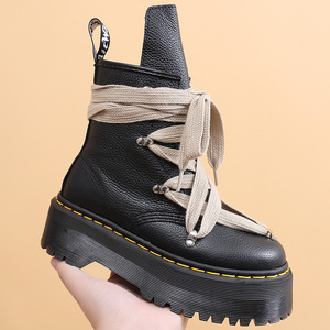 Stivali <span class=keywords><strong>Alti</strong></span> in Pelle con Motivo Litchi da Uomo e <span class=keywords><strong>Donna</strong></span>, Allacciatura Incrociata a Metà Polpaccio, Stivali Martin Distintivi con Punta Rotonda e Cerniera Laterale - Product Image 2