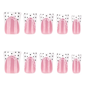 24 faux ongles Coquette à presser, carrés moyens roses avec pointes françaises blanches et pois noirs, style doux et ludique - Product Image 4