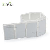 Étiquette RFID UHF 860-960 MHz U8 flexible anti-métal 65*35mm en PET imprimable longue portée pour la gestion d'entrepôt