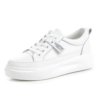 Nouvelles baskets décontractées en cuir véritable pour femme, couleur blanche, à semelle épaisse et design plat, idéales pour l'extérieur en été 2025
