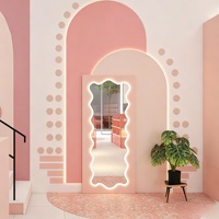 Vitrine de magasin de cosmétiques et de soins de la peau, design intérieur personnalisé, étagères, présentoirs, meubles de présentation de parfums, décoration de magasin.