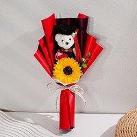Cadeau de remise de diplôme fait main : Bouquet de fleurs de savon et de tournesols avec ours en peluche et chapeau de docteur, un souvenir charmant pour la Saint-Valentin des étudiants modernes