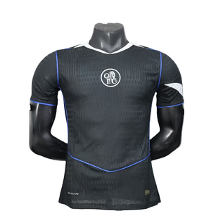 Maglia da Calcio Stagione 2627, Rossa e Blu per Casa, Nera per Trasferta, Lamin Amaralés Camissetta - Product Image 1