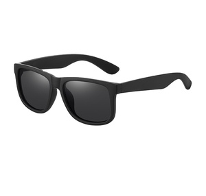 Modello 4165 Nuovi <span class=keywords><strong>Occhiali</strong></span> <span class=keywords><strong>da</strong></span> <span class=keywords><strong>Sole</strong></span> Sportivi <span class=keywords><strong>da</strong></span> <span class=keywords><strong>Uomo</strong></span> Polarizzati di Tendenza con Logo Personalizzato, Lenti TAC e Montatura in PC per Ciclismo all'Aperto - Product Image 1