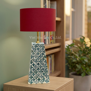 Lampe de table LED électrique artisanale avec incrustation de nacre et base en bambou, lumière blanc chaud 3500K à intensité variable pour chambre et salon - Product Image 3