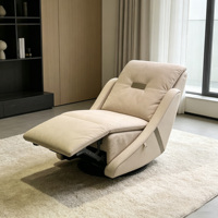 Fauteuil inclinable électrique moderne à une place avec fonction pivotante et basculante, en tissu performant doux et durable, et garniture contrastante en similicuir raffiné.