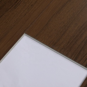 Plancher SPC en noyer, brun <span class=keywords><strong>riche</strong></span>, grain réaliste, résistant à l'eau, anti-rayures, installation facile par clic. Idéal pour les maisons/les bureaux. - Product Image 6