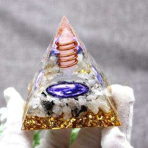 Ornement en résine époxy cristalline en forme de pyramide, pilier en cristal blanc, pierre de lune Taiji violette, décoration d'intérieur, artisanat de bureau - Product Image 2