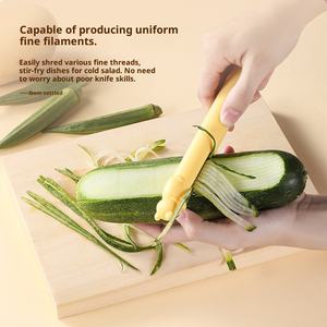 Nouveau design durable LANG <span class=keywords><strong>KAI</strong></span> Couteau à éplucher domestique 1 pièce Lame multifonctionnelle en acier inoxydable motif panda Dessin animé Manche en PP - Product Image 3