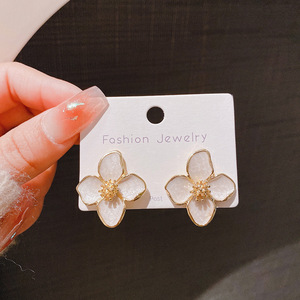 <span class=keywords><strong>Fiore</strong></span> di moda francese francese retrò stile Hong Kong <span class=keywords><strong>orecchini</strong></span> di fiori rossi a goccia piccoli <span class=keywords><strong>orecchini</strong></span> di fiori all'ingrosso N241249 - Product Image 1